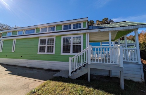 Lake Norman of Catawba Cabin | C16-Lakefront Tiny Home on Lake Norman