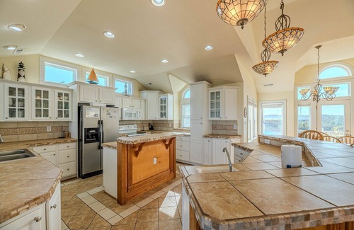 Carova Beach House | C9289 Sun King II. Oceanfront, Elevator, 4x4 Area, Pool, Hot Tub, Pets OK!