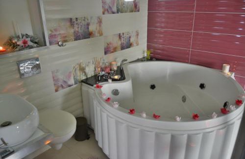 Pietrasze House | Całoroczny dom na Mazurach WrzoSPA z jacuzzi