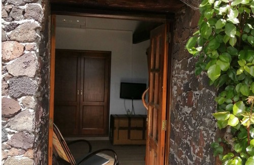 Valverde Cottage | Casa Rural Aborigen Bimbache Canary style house with original lava bathroom