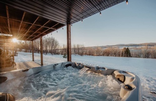 Sainte-Famille House | La Maison Laurentienne, River View, Spa and Sauna