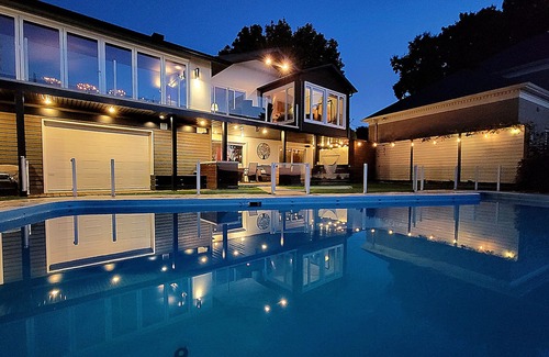 Saint-Nicolas House | Contemporary style with spectacular view 3-4 BR