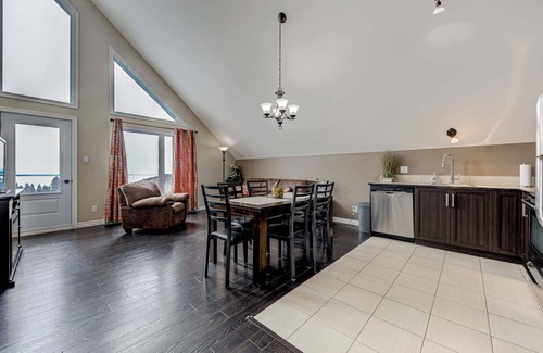 Petite-Riviere-Saint-Francois Ski Chalet | Le Haut-Perché | Spa and River View