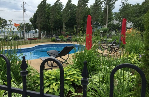 Saint-Jean-de-l'lle-d'Orleans Ski Chalet | Country cottage close to town, river view and access, swimming pool 121170