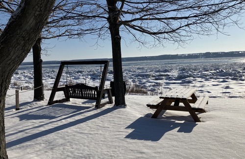 Saint-Laurent-de-l'ile d'Orleans Ski Chalet | THE HOUSE OF THE RIVER WITH GREAT WATERS #CITQ 299191