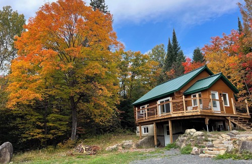 Sainte-Marguerite-du-Lac-Masson Cabin | Chalet au toit vert