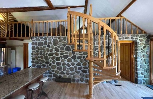 Ste-Lucie-des-Laurentides Cottage | Unique log cabin