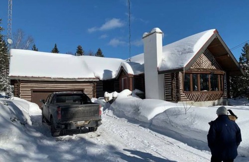 Ste-Lucie-des-Laurentides Cottage | Unique log cabin