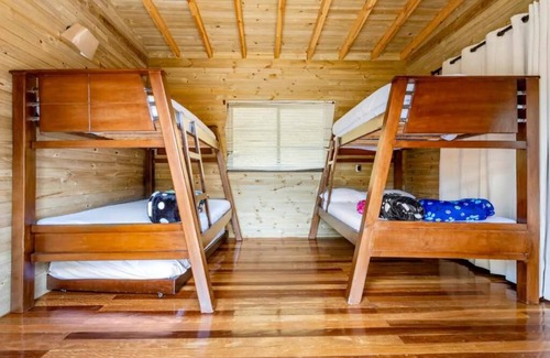 Guatape Cabin | Cabaña en Guatape 21 personas , jacuzzi, piscina, billar.