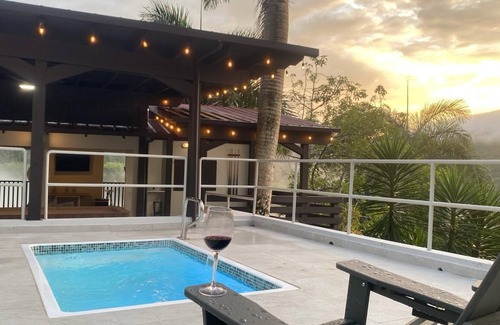 Cerro Cabin | Cabaña entre Pinos: Piscina c cale Fogata y Mini Golf en Cayey parejas, familias