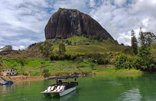 Guatape Cabin | Cabañas en Guatape con Vista Hacia La Piedra del Peñol