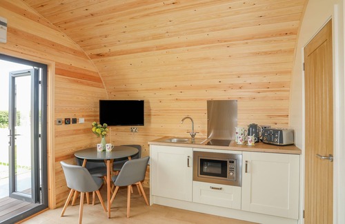 Bryngwran Cottage | CABAN CARIAD, character holiday cottage, with hot tub in Bodedern