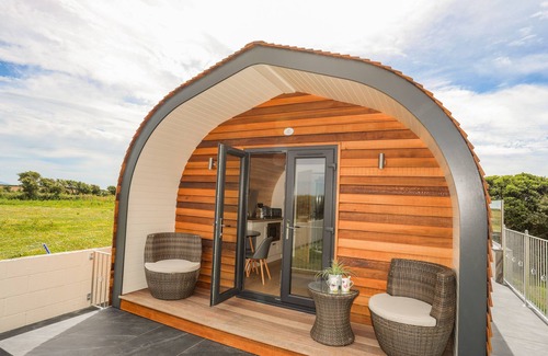 Bryngwran Cottage | CABAN CARIAD, character holiday cottage, with hot tub in Bodedern