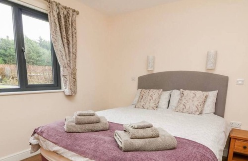 Rhayader Cabin | Caban Nant Ddu - Cabin with Hot Tub Sleeping 6 guests