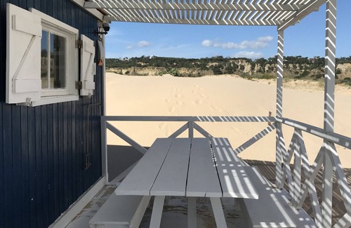 Costa de Caparica Cabin | Cabana Azul is a beautiful beach cabin facing the Atlantic.