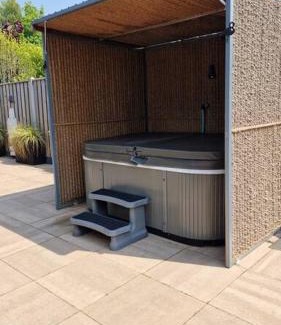 Oud-Loosdrecht Apartment | Cabana incl boat, jacuzzi,subboarts on a quiet park with private parking