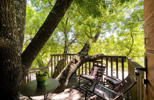 Oppede Cabin | Cabane perchée with Jacuzzi, in the heart of the Luberon