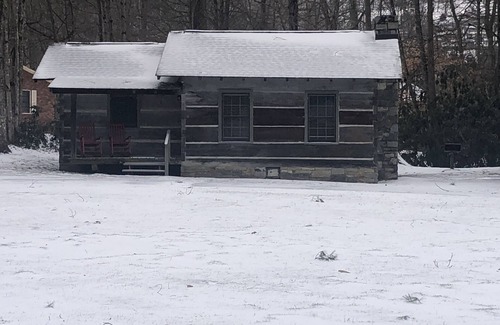Maggie Valley Cabin | Cabin 1 - 1 Bedroom Cozy Cabin with Mountain View in Pioneer Village