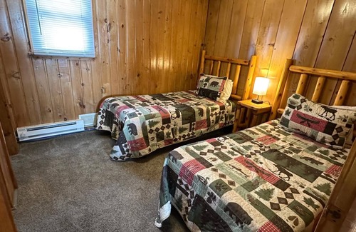 Hines Apartment | Cabin 1 with Queen size bdroom and twin beds bdroom