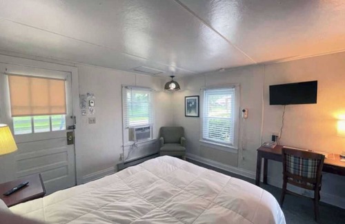 Huron House | Cabin #117 A tranquil 1 bedroom with AC and WiFi