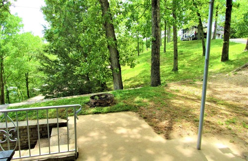 Almo House | Cabin 2 at Kentucky Lake's Lynnhurst Family Resort