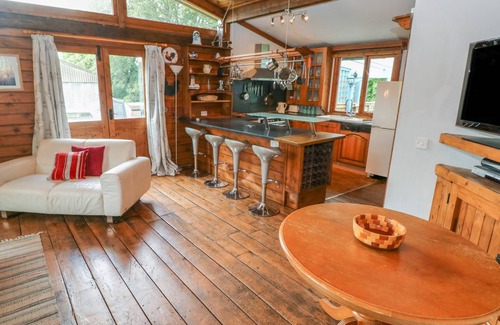 Cosheston Cottage | Cabin ∙ 2 bedrooms ∙ 4 guests