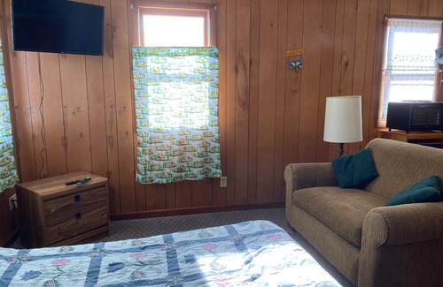 Warsaw Cabin | Cabin 2 - Reel and Trigger