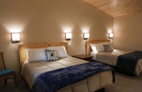 Fishhook Cabin | Cabin #2- Scenic Views and Comfortable beds!