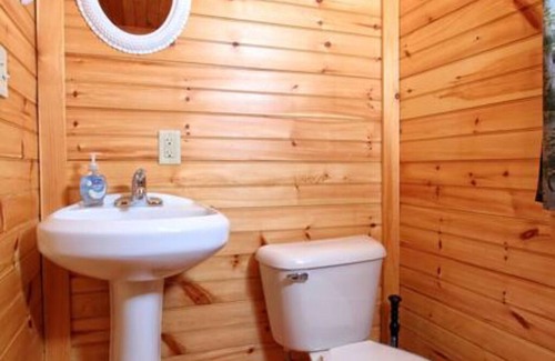 Centre Hall Cabin | Cabin 36 Sleeps 6 Guests