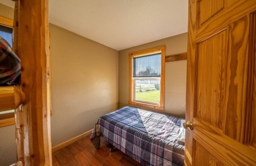 Isle Cabin | Cabin 4 at the Lake - 2 bedrooms