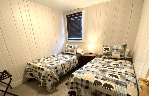 Hines Apartment | Cabin 8, 4 Bd Lakefront Deck Overlooking Beach Resort Amenities Pet Friendly