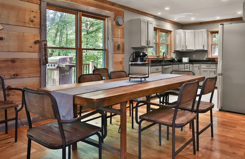 Shelbyville Cabin | Cabin+Bunkhouse Sleeps 25 near Lou/Lex *Like-New!