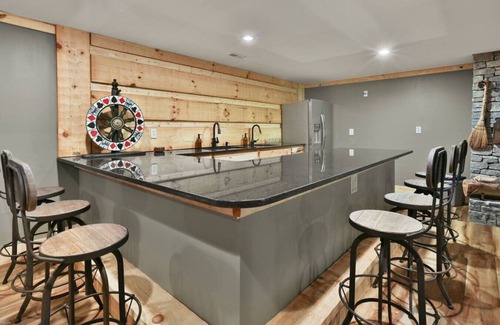 Shelbyville Cabin | Cabin+Bunkhouse Sleeps 25 near Lou/Lex *Like-New!