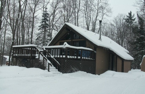 Elmira Ski Chalet | Cabin by Lake Harold in Lakes Of The North Association