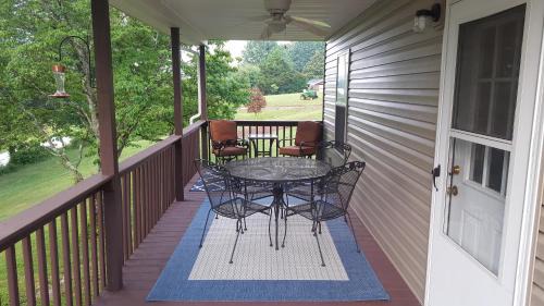 Bronston House | Cabin by the lake