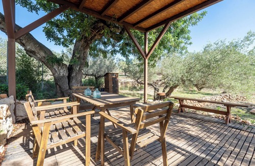 Camarles Cabin | Cabin 'Casa Arbol ' with Sea View, Shared Pool and Wi-Fi