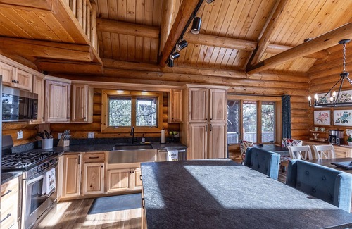 Mammoth Creek Cabin | Cabin close to the Lake, Sleeps 8