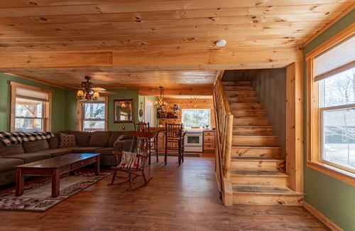 Old Forge Cabin | Cabin close to town with lake access & hot tub
