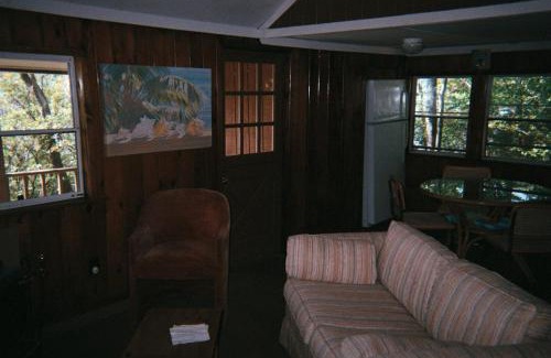 Lake Pocotopaug House | Cabin Deck House - Formidable Cabin in Laurel Island