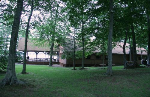 Lake Pocotopaug House | Cabin Deck House - Formidable Cabin in Laurel Island