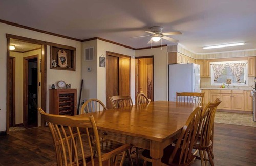 Bentonville Cabin | Cabin~ Firepit~Mtn/River views~ WIFI~Hot Tub~Pets