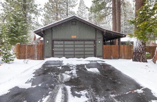 Tahoe Sierra Estates House | Cabin for 8 HotTub Close to Ski Town Private Beach