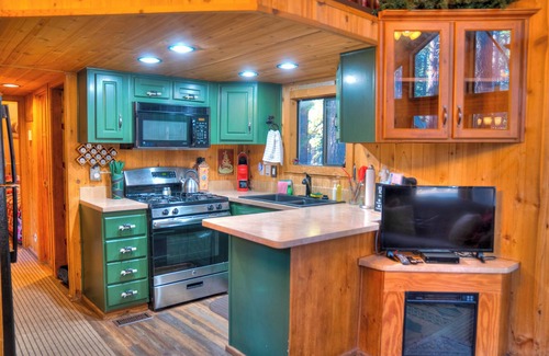 South Lake Tahoe Cabin | Cabin - Full Kitchen - TV - Pet friendly
