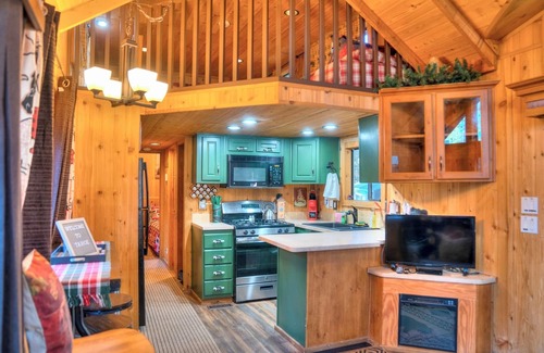South Lake Tahoe Cabin | Cabin - Full Kitchen - TV - Pet friendly
