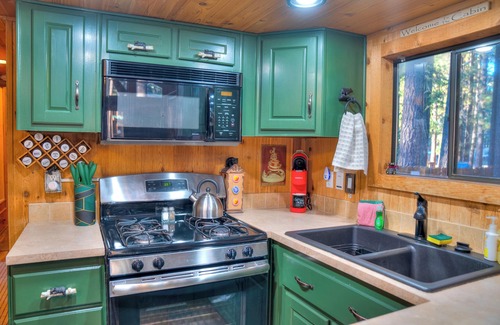 South Lake Tahoe Cabin | Cabin - Full Kitchen - TV - Pet friendly