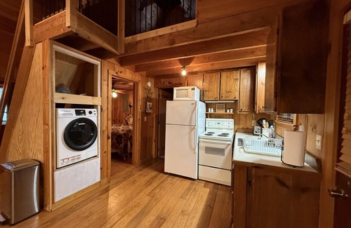 West Jefferson Cabin | Cabin, Hot Tub, Forest View, Close to Town