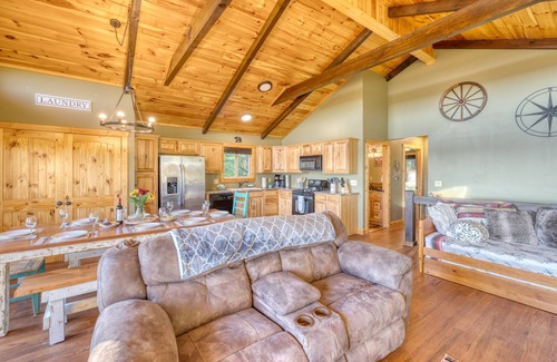 Ellijay Cabin | Cabin in 150Acres| Views | Theater |Hot Tub| Game Rm| Fire Pit
