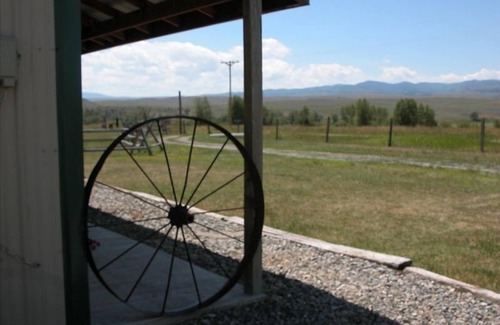 Livingston Cabin | Cabin in the Country-Spectacular Mountain Views