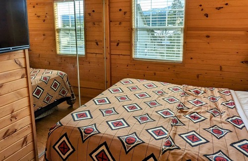 Cascade Locks Cabin | Cabin in the heart of Cascade Locks w/Jacuzzi tub
