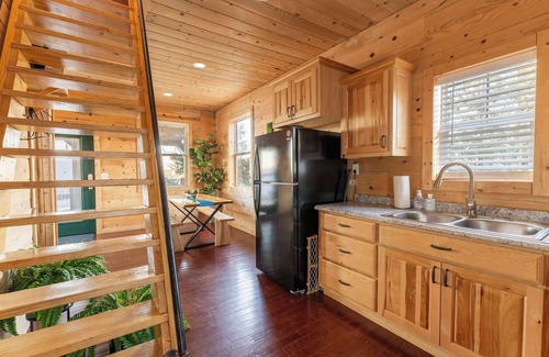 New Hope Cabin | Cabin in the Sky with an outdoor kitchen!